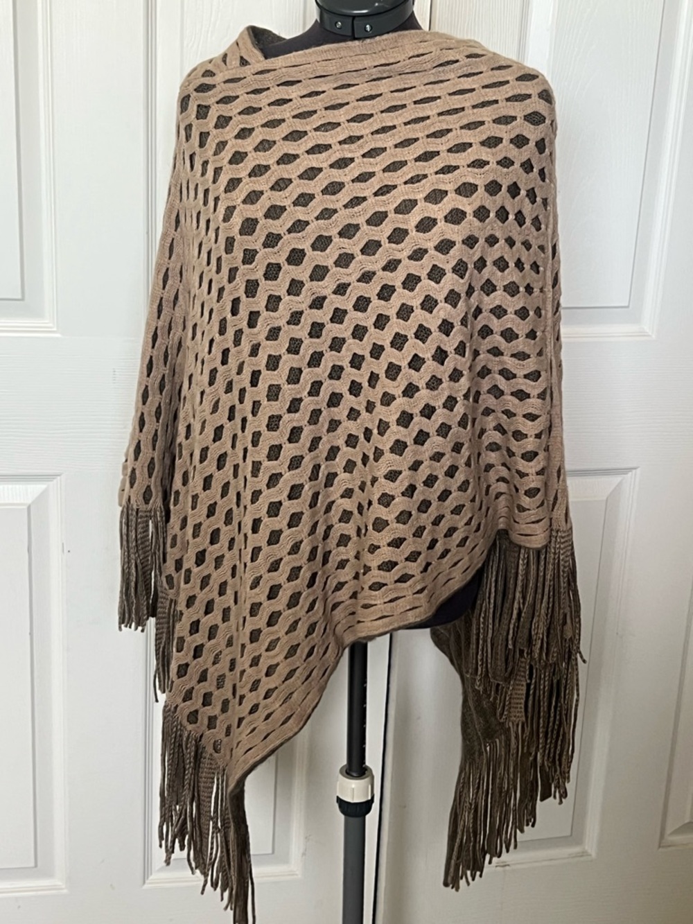 2 CHIC KNITTED FRINGE PONCHO